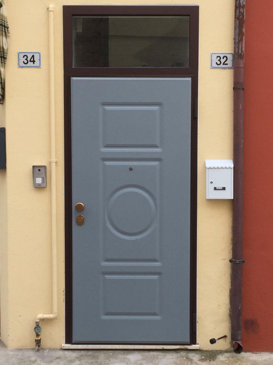 porta in legno bianca