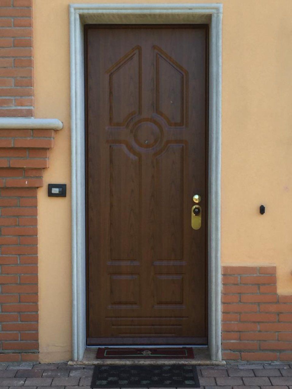porta in legno marrone