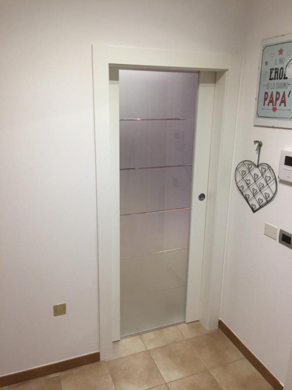 porta in legno bianco e vetro satinato