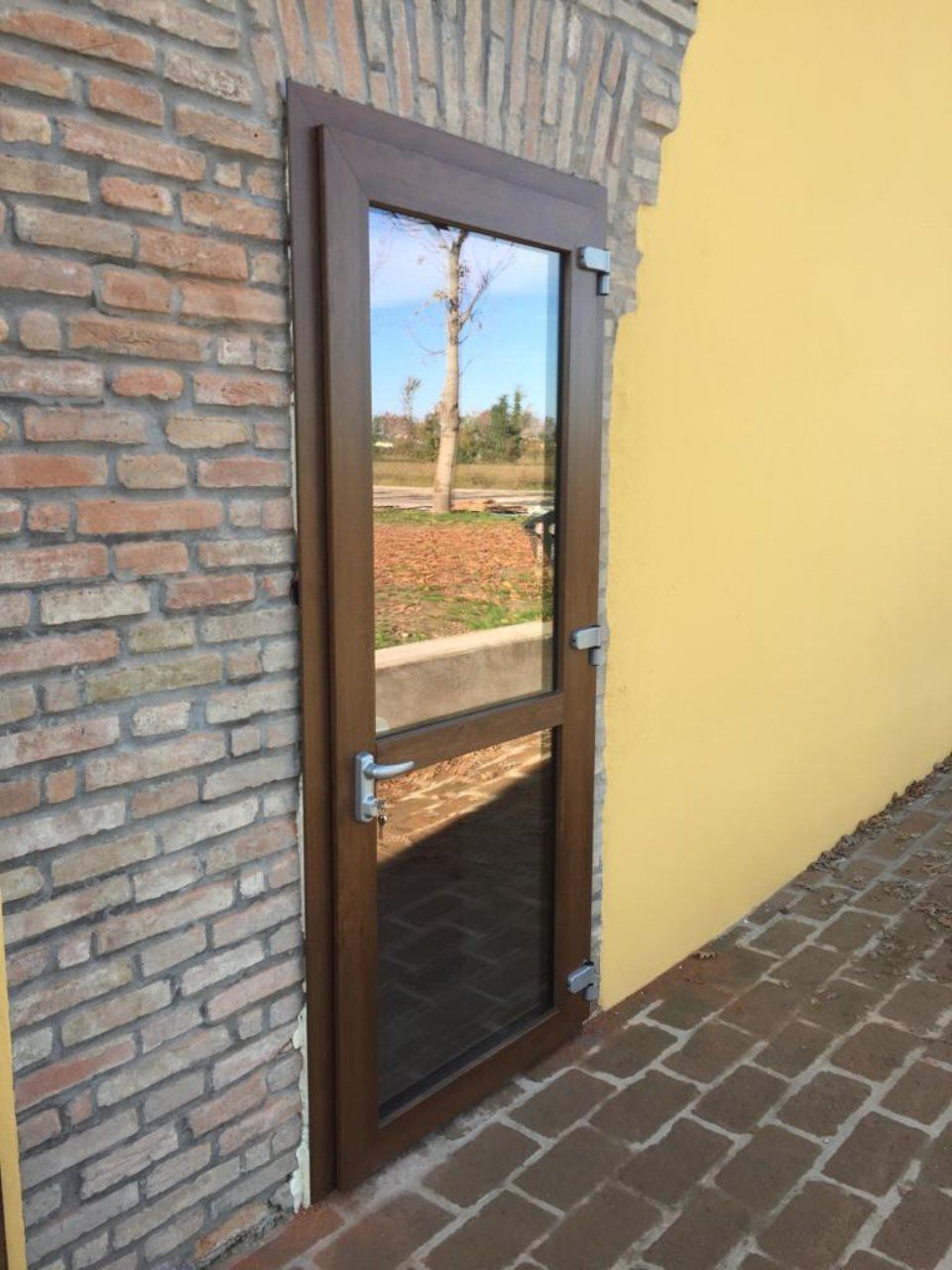 porta finestra in legno vista dall'esterno