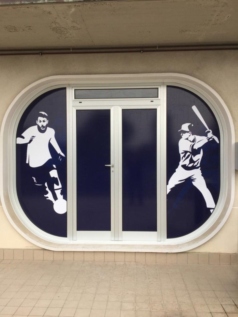 finestra con vetro decorato