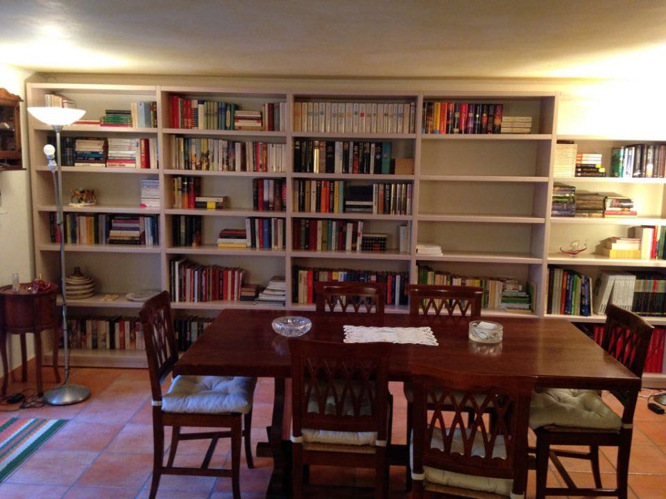 tavolo e libreria al soffitto