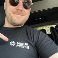 A man wearing sunglasses and a black shirt that says verus people