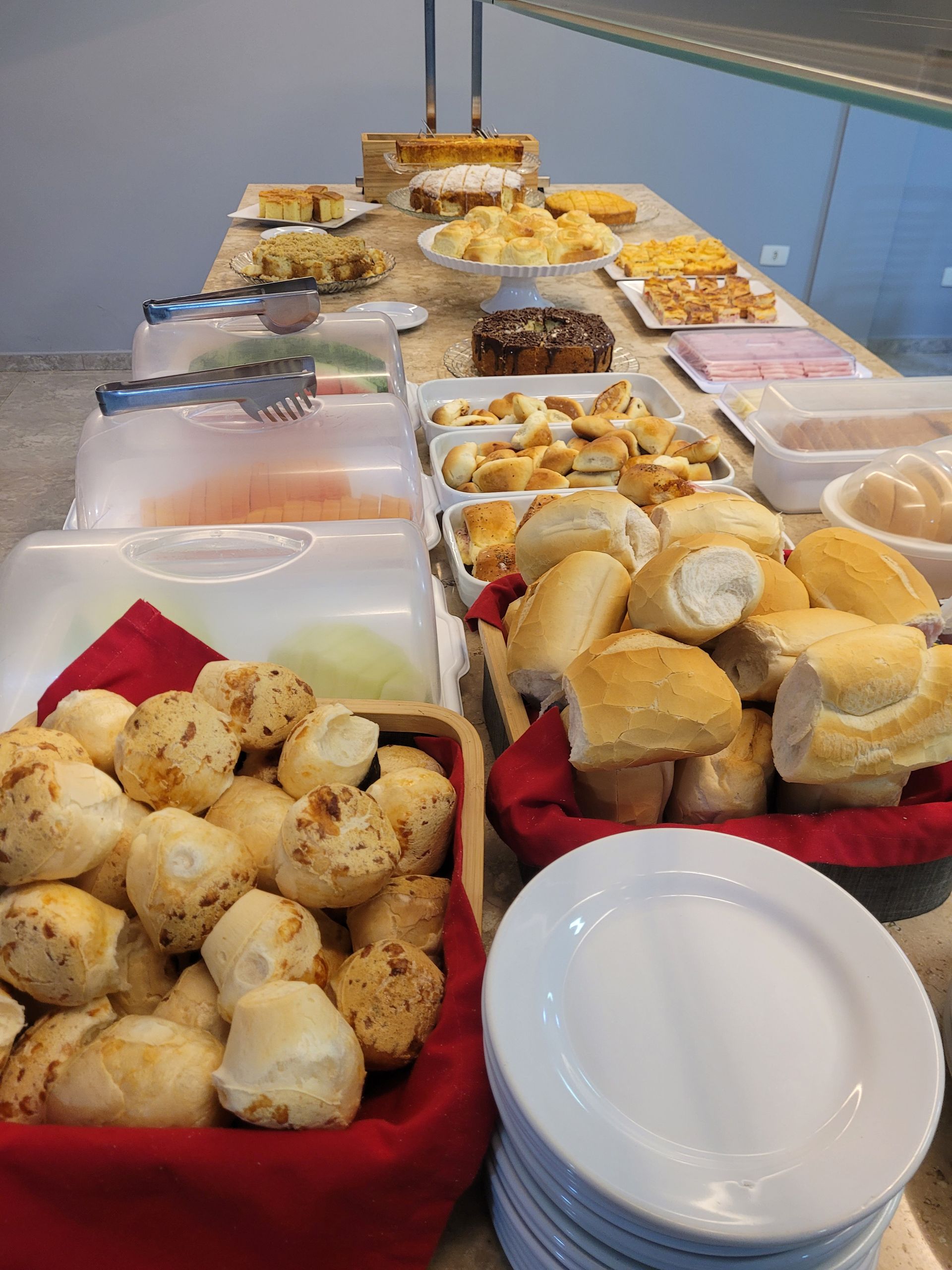 Uma mesa coberta com uma variedade de comidas, incluindo pão e pratos.