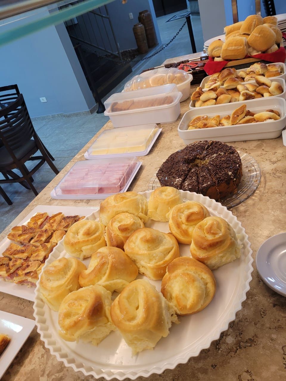 Há muitos tipos diferentes de comida na mesa.