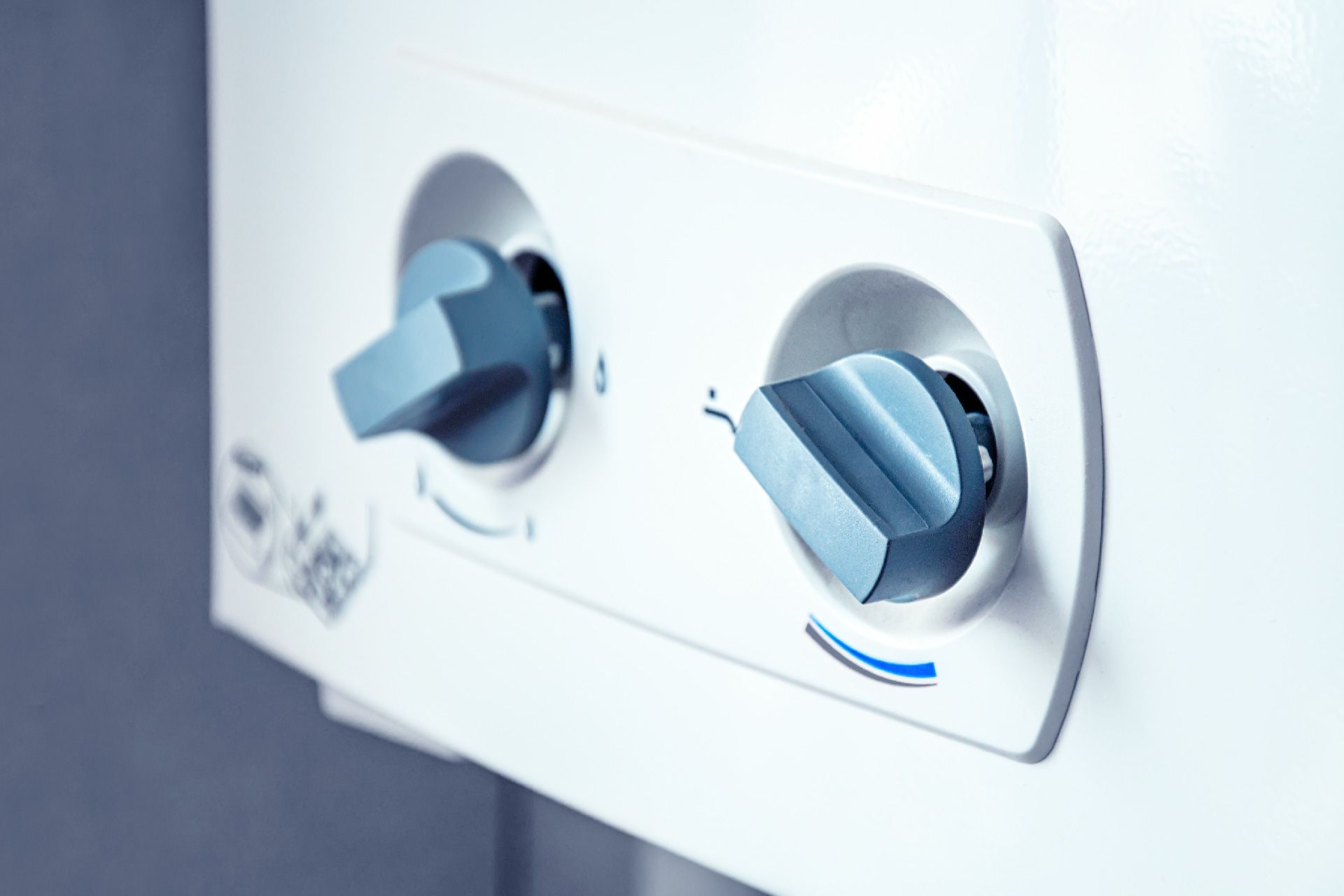 Un primer plano de dos botones azules en una pared blanca.