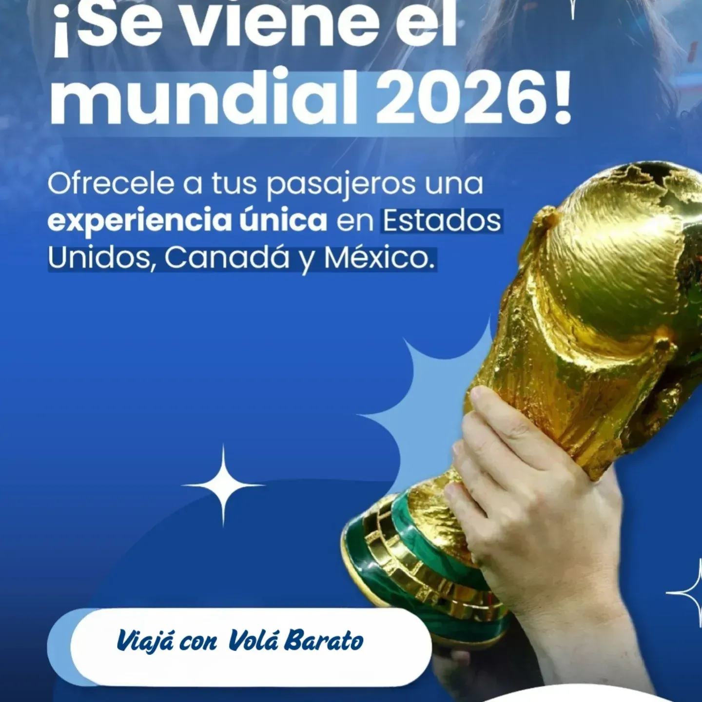Anuncio de viajes para la Copa Mundial de 2026 en EE. UU., Canadá y México. Mano sosteniendo el trofeo, fondo azul.