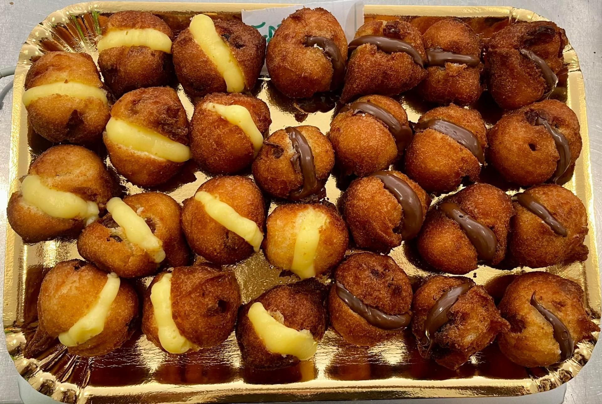 Un vassoio di dolci con crema