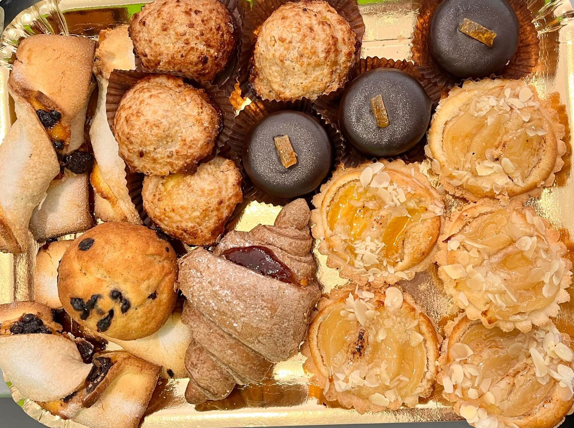 Un vassoio pieno di una varietà di biscotti e pasticcini