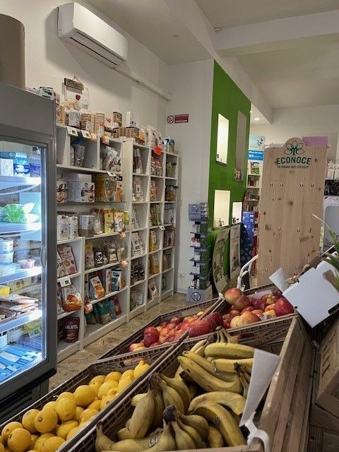 Il Giardino dell'Eden scaffale e bancone frutta e verdura