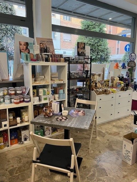 Il Giardino dell'Eden tavolo e scaffali esposizione prodotti