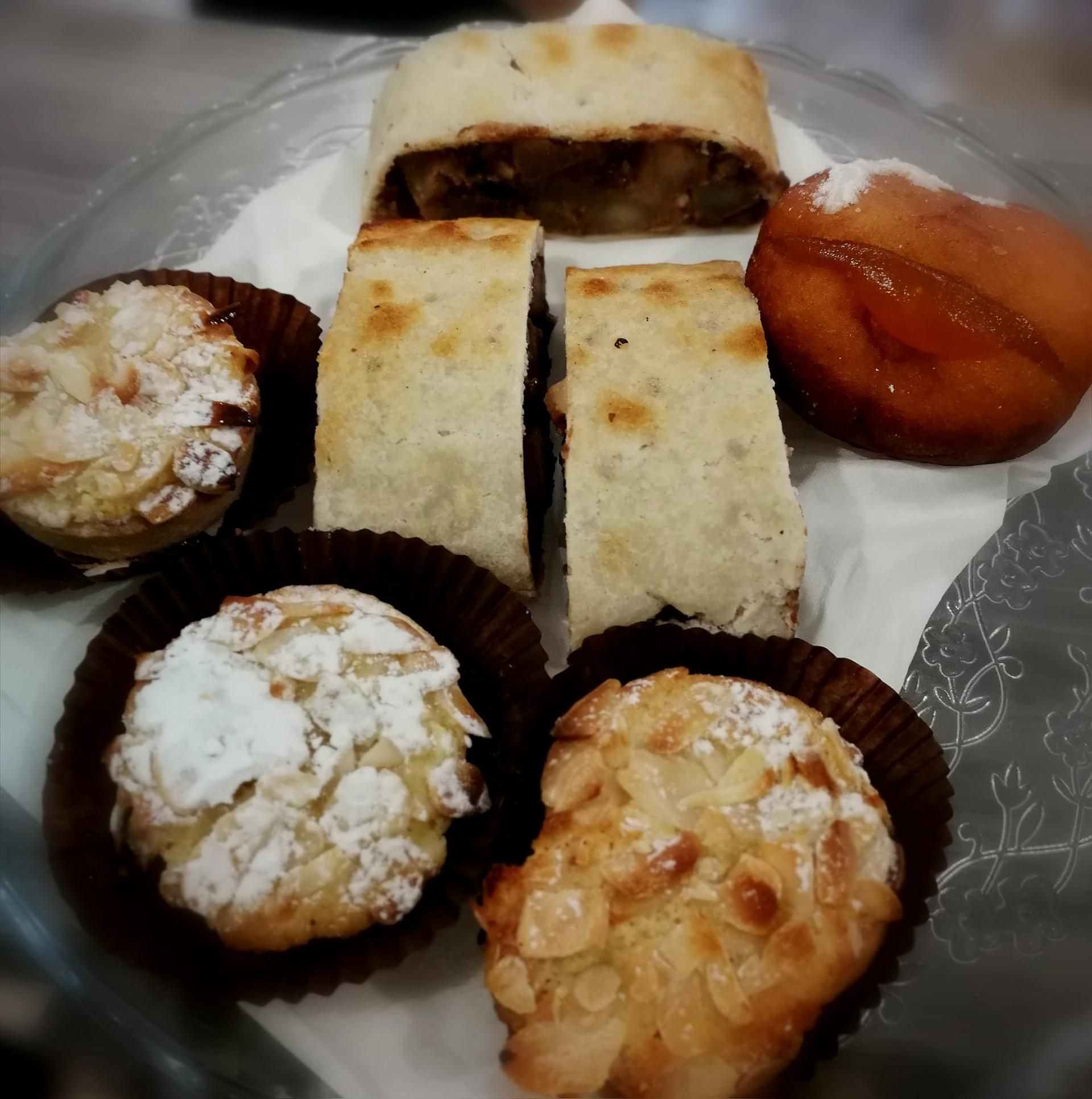 Un piatto di pasticcini assortiti con sopra zucchero a velo
