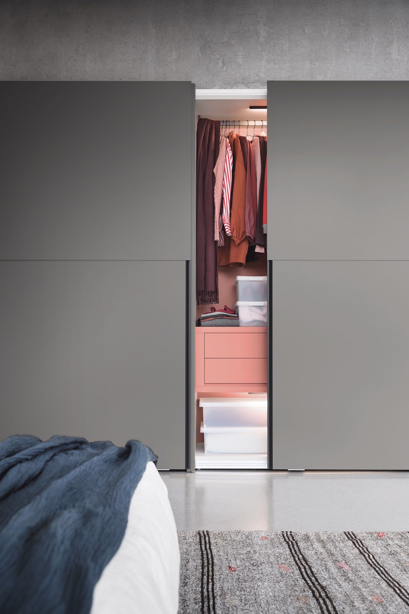 armadio con ante grigie