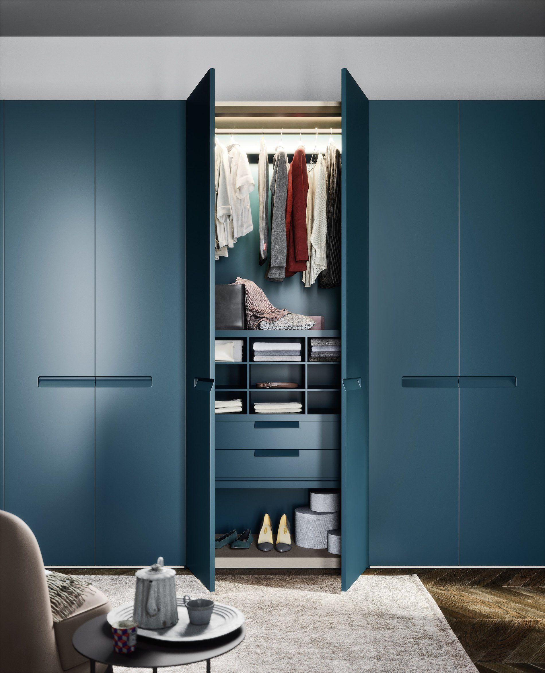 armadio con ante blu