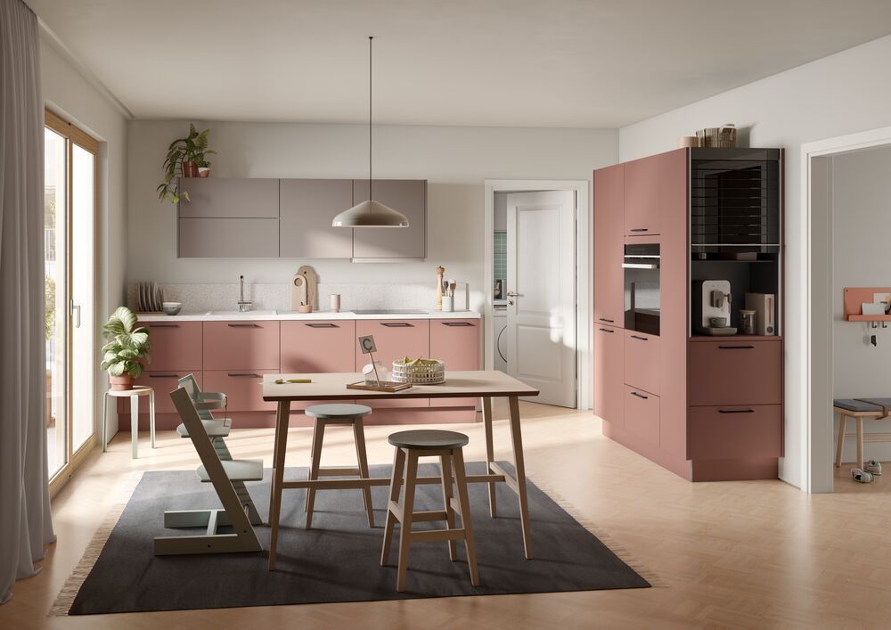 cucina rosa con tavolo in legno