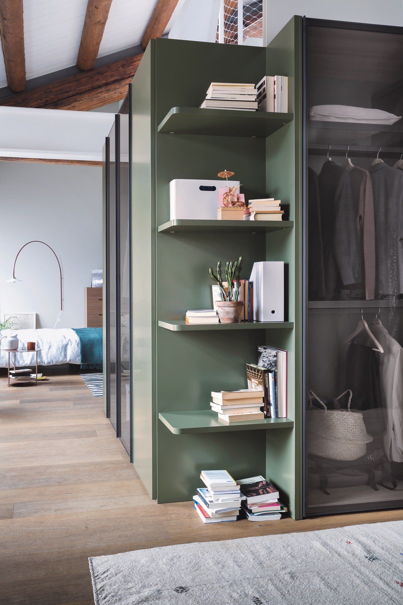 armadio con mensole a vista