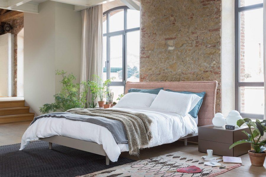 letto con testata rosa