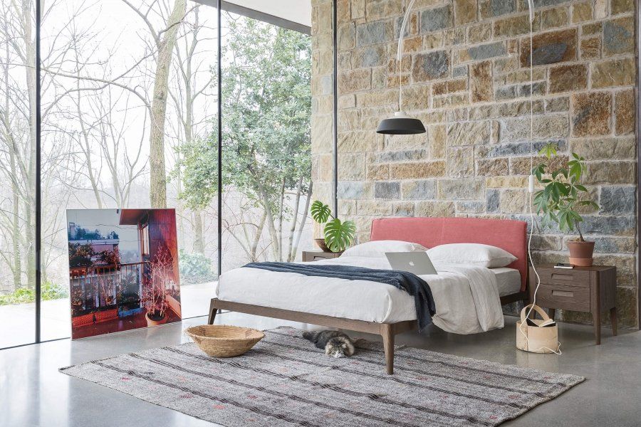 camera da letto con pareti in mattone