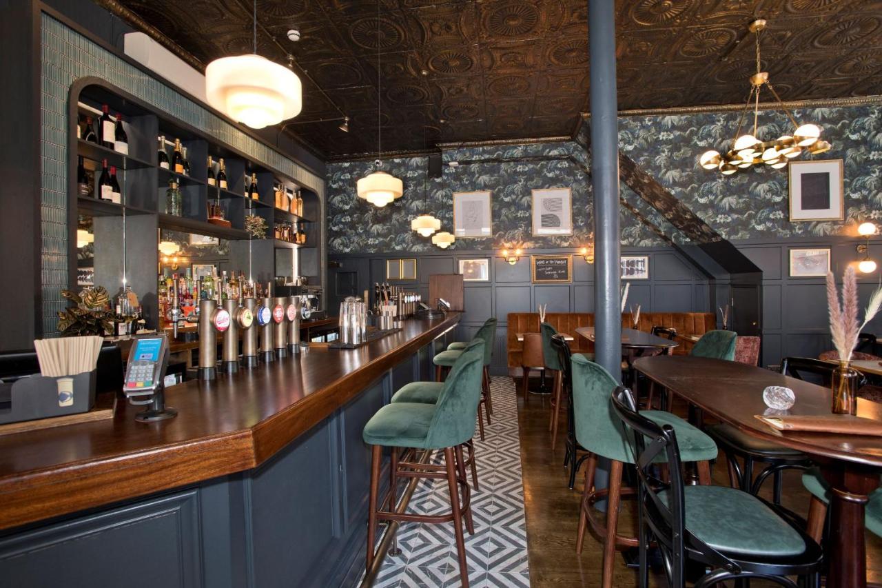 The Clerk & Well, London 4, bar counter front