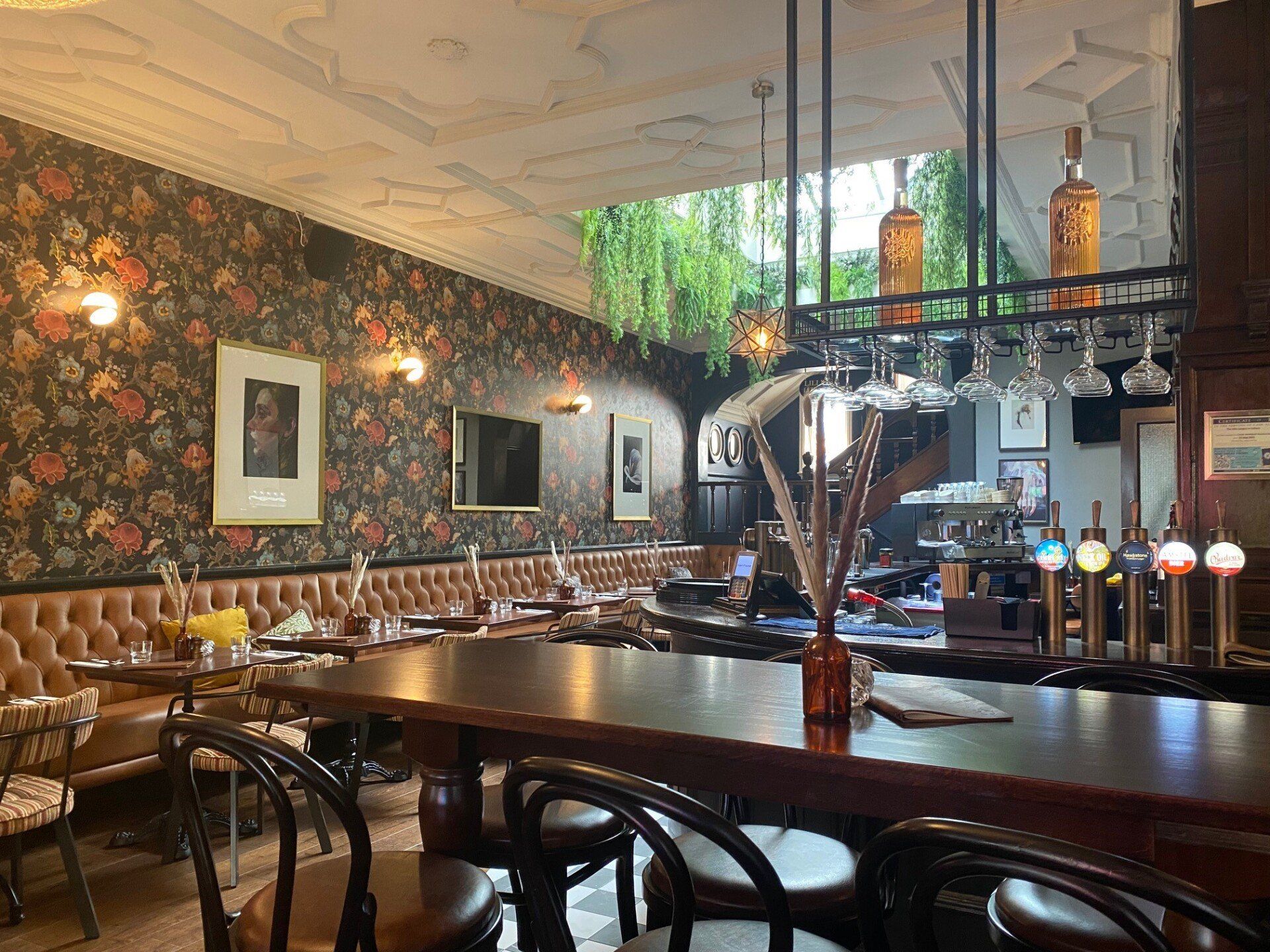 Lillie Langtry, Fulham, ground floor bar area, looking towards fixed seating.