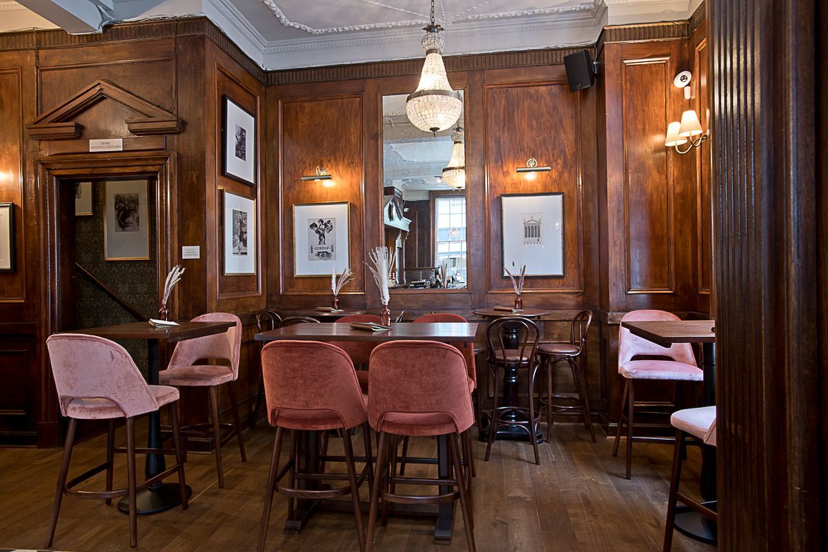 The Duchess, Marylebone, London, ground floor, vertical drinking area showing chandelier