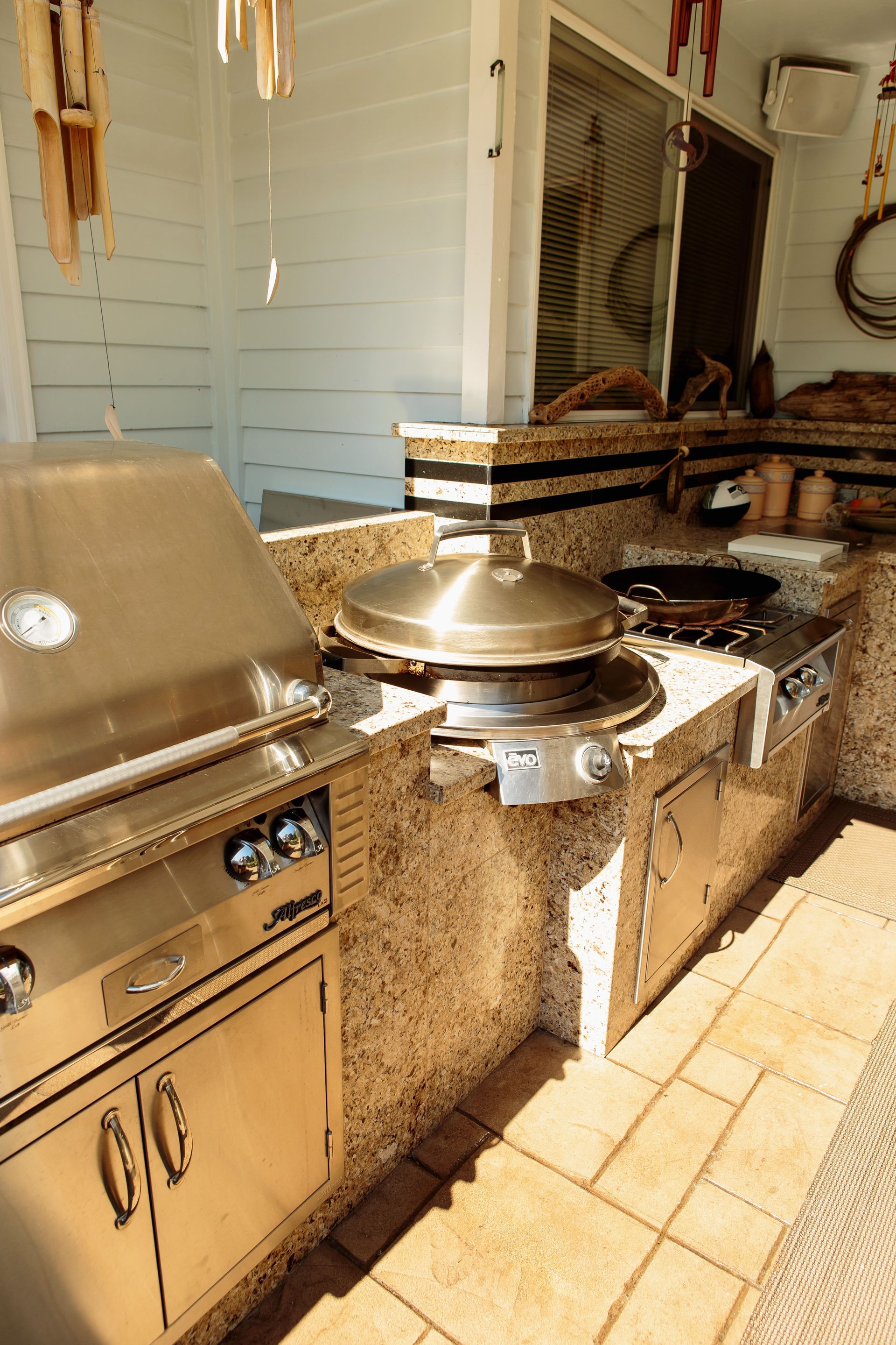 A stainless steel grill is sitting on top of a counter in a kitchen.