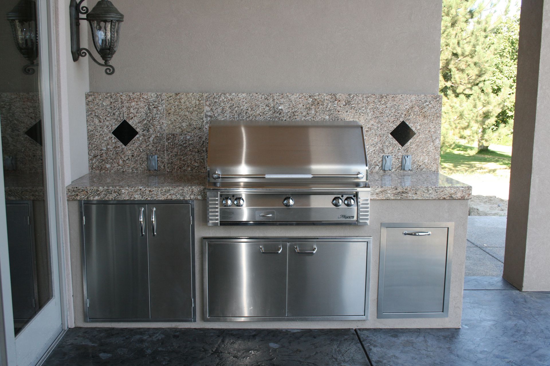 A stainless steel grill is sitting on top of a counter