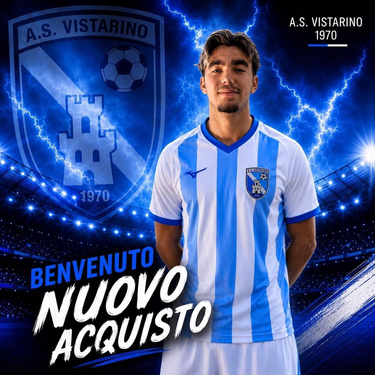 Annuncio di mercato dell'AS Vistarino con un giocatore in maglia a strisce bianche e blu su uno sfondo blu con fulmini.