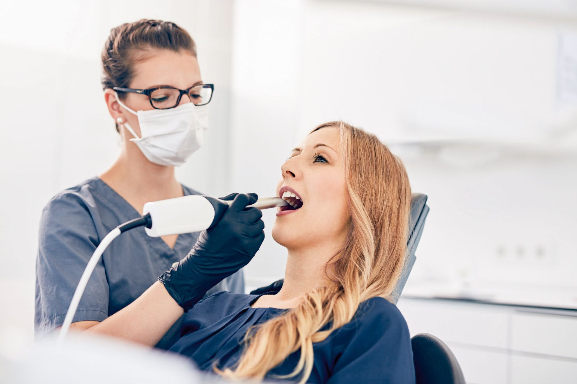 Fresadora CEREC de última generación para coronas dentales en SmileMed