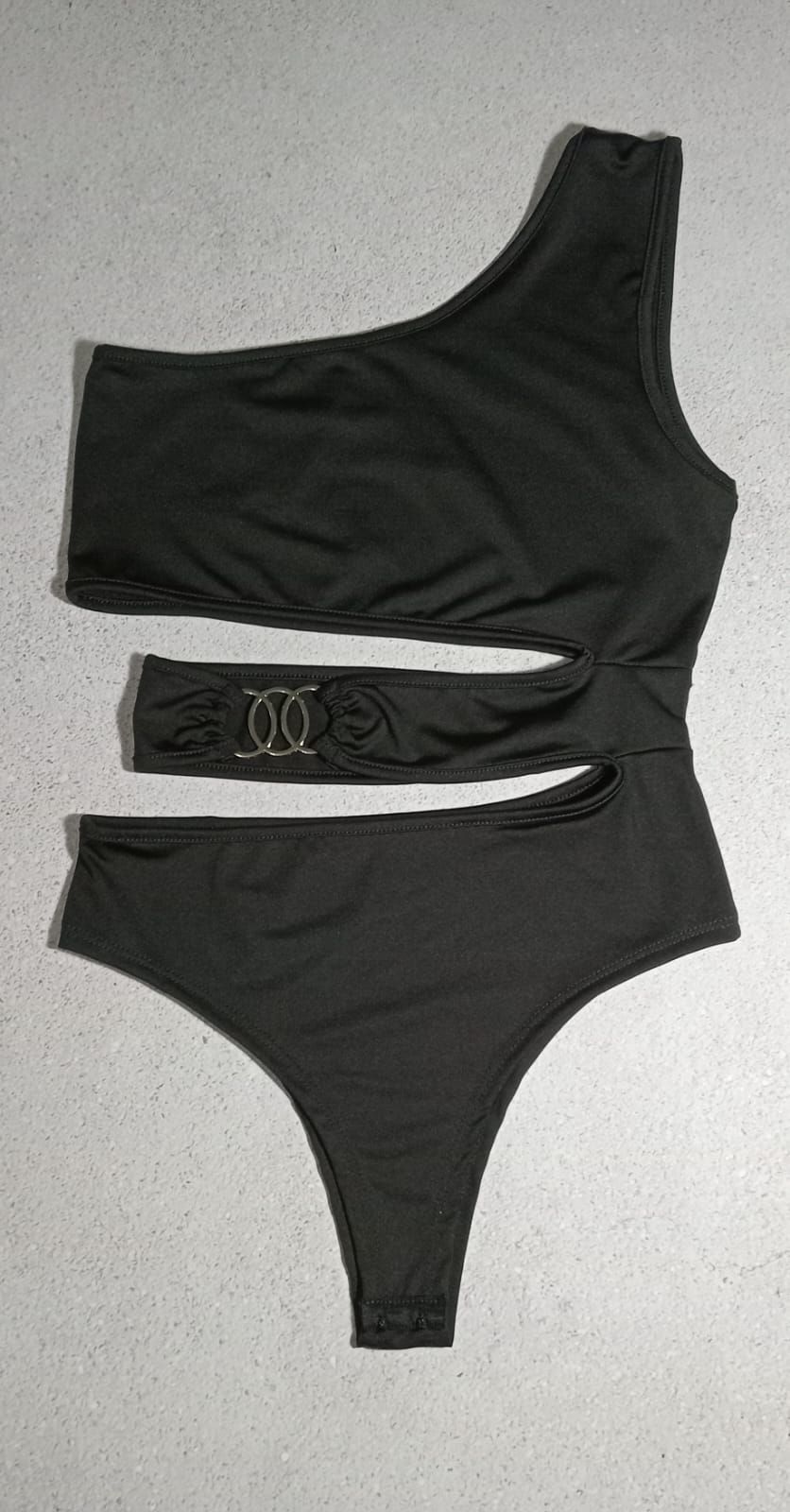 Bañador de un solo hombro de color naranja con corte en cintura y detalle de hebilla.