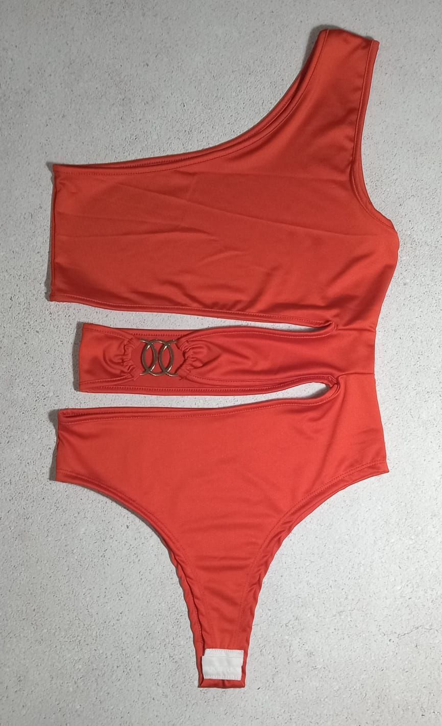 Bañador de un solo hombro de color naranja con corte en cintura y detalle de hebilla.