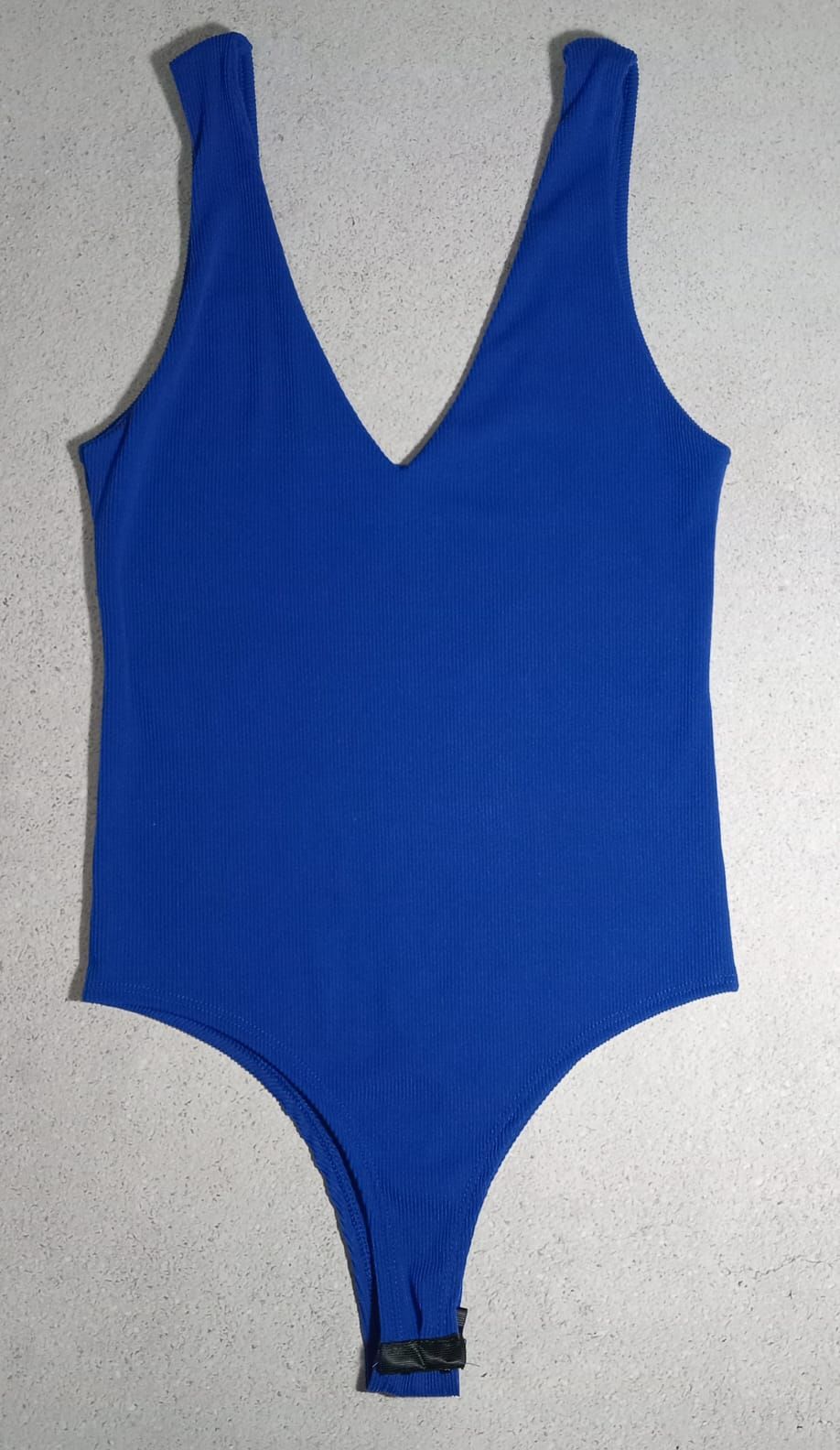 Body verde sin mangas con escote en pico profundo y braguita tipo tanga.