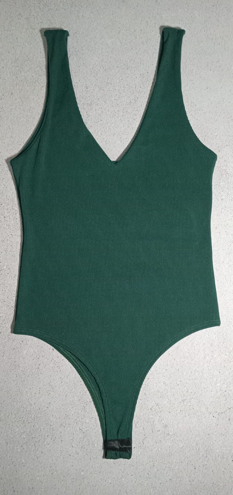 Body verde sin mangas con escote en pico profundo y braguita tipo tanga.