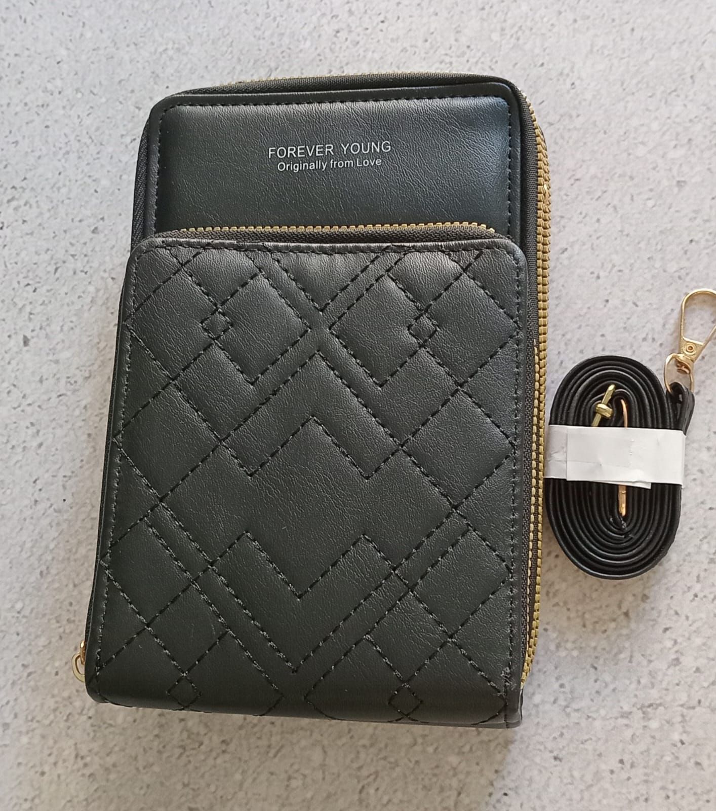 Bolso bandolera acolchado de color marrón con correa adjunta.