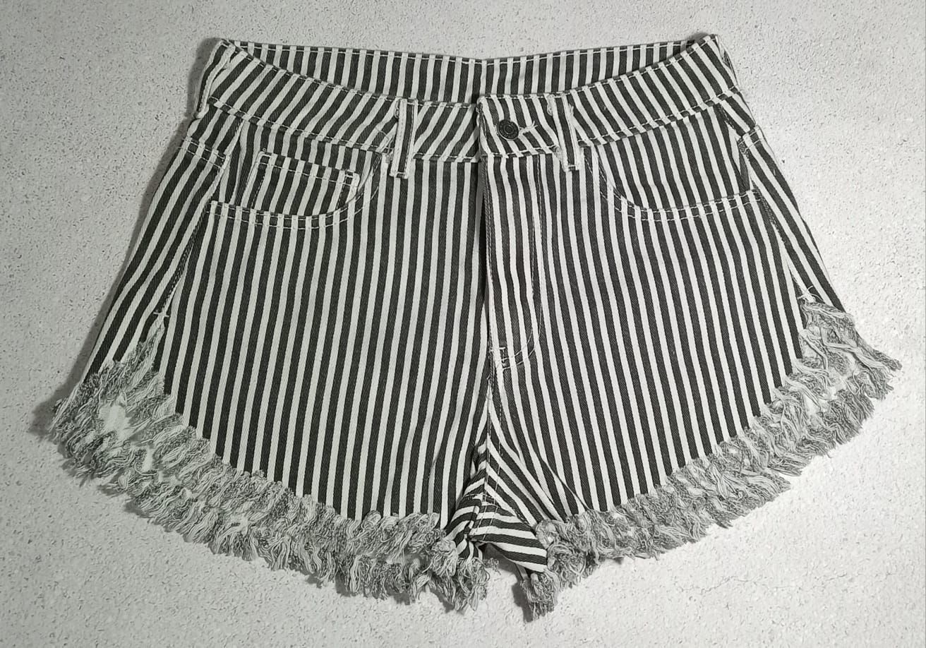Shorts vaqueros a rayas burdeos y blancos con bordes con flecos.