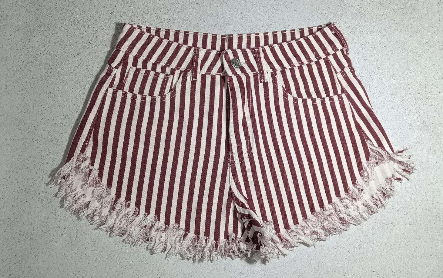 Shorts vaqueros a rayas burdeos y blancos con bordes con flecos.