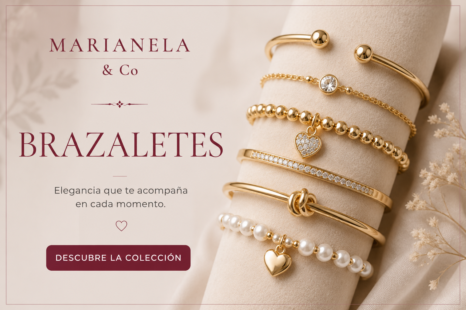 Lápiz publicitario de brazaletes dorados y perlas sobre muñeca beige, con texto de marca y botón “Descubrir la colección”