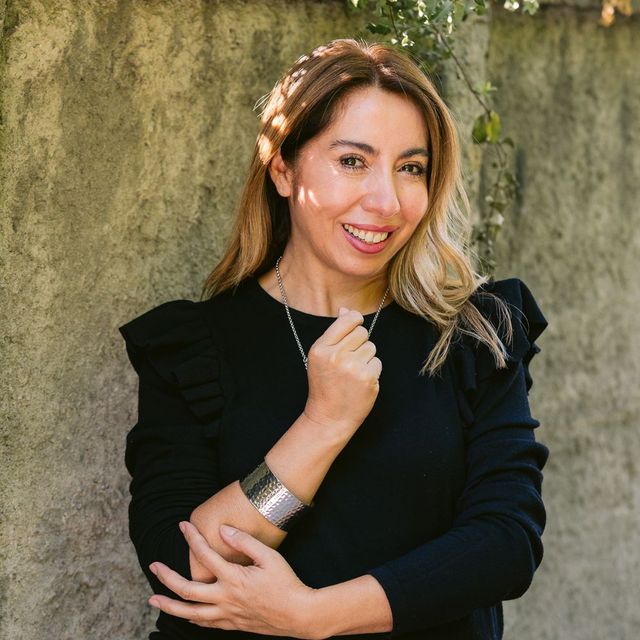 Mujer elegante con joyas Marianela & Co