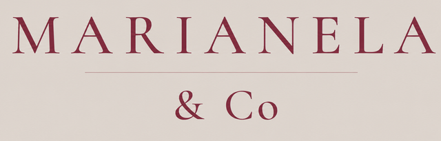 Logotipo de Marianela & Co en texto serif color burdeos sobre un fondo beige claro.