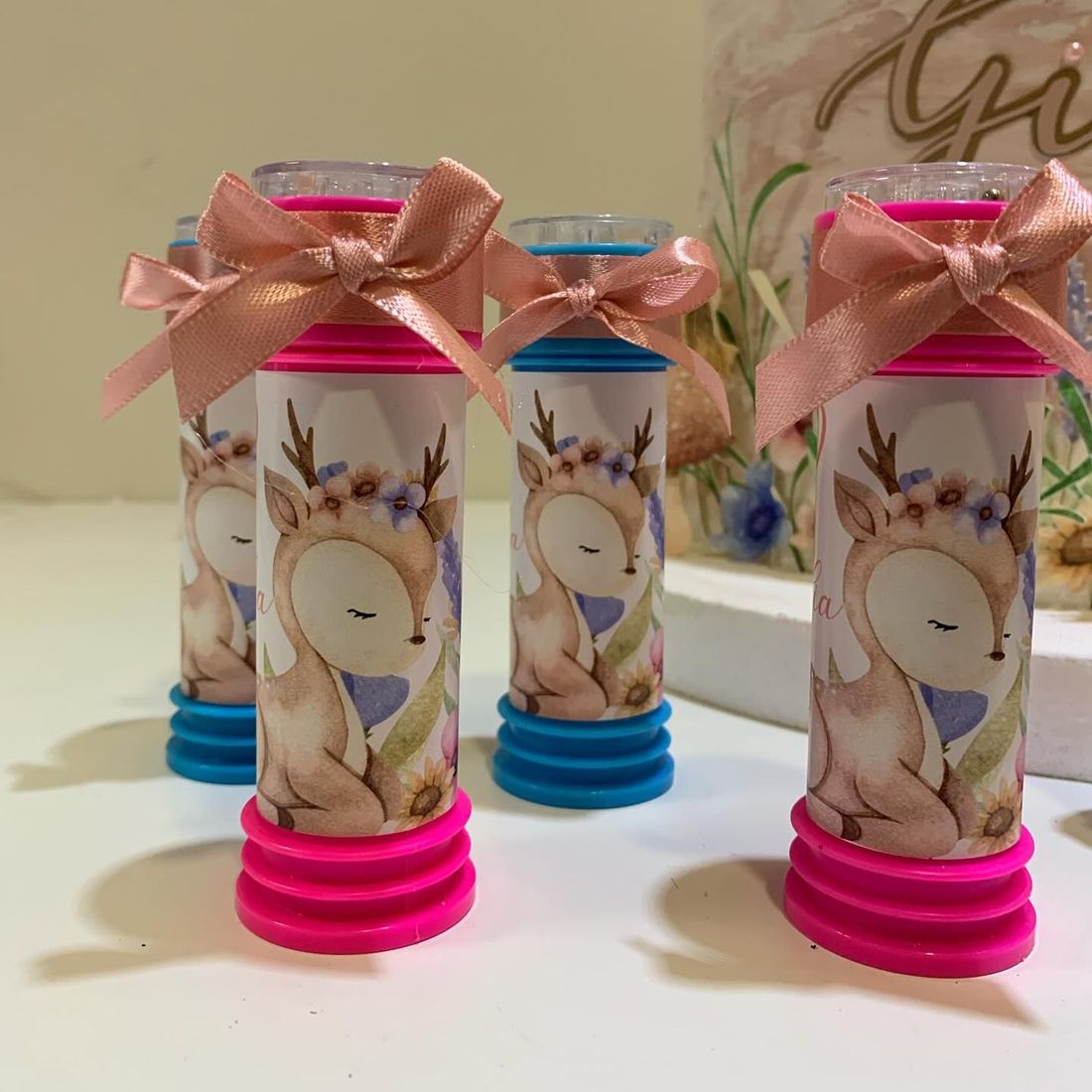 Bolle di sapone rosa e blu con cervi sopra