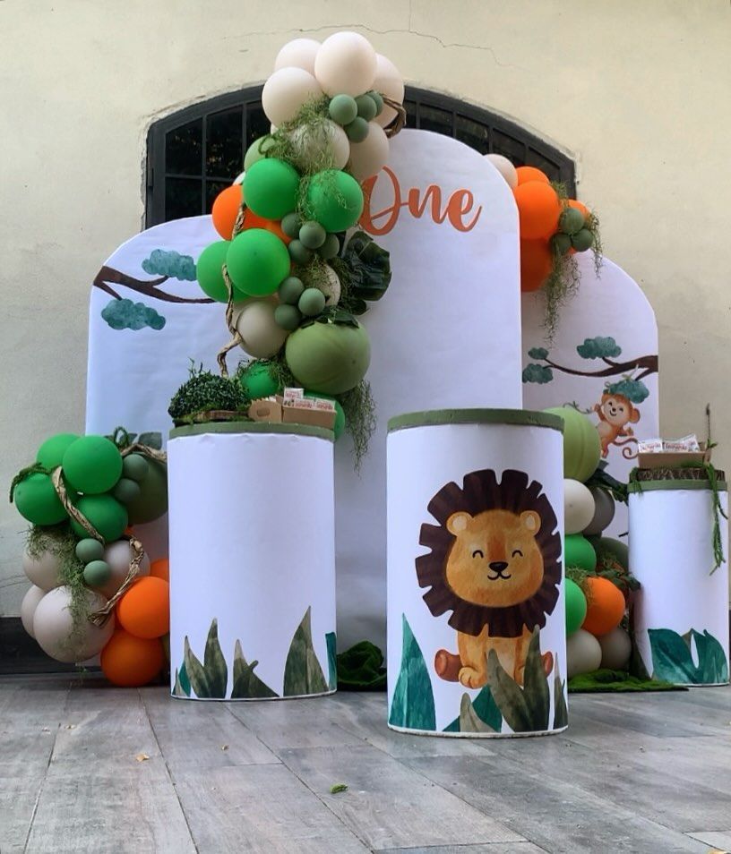 Decorazione per il primo compleanno di un bambino con un leone e palloncini