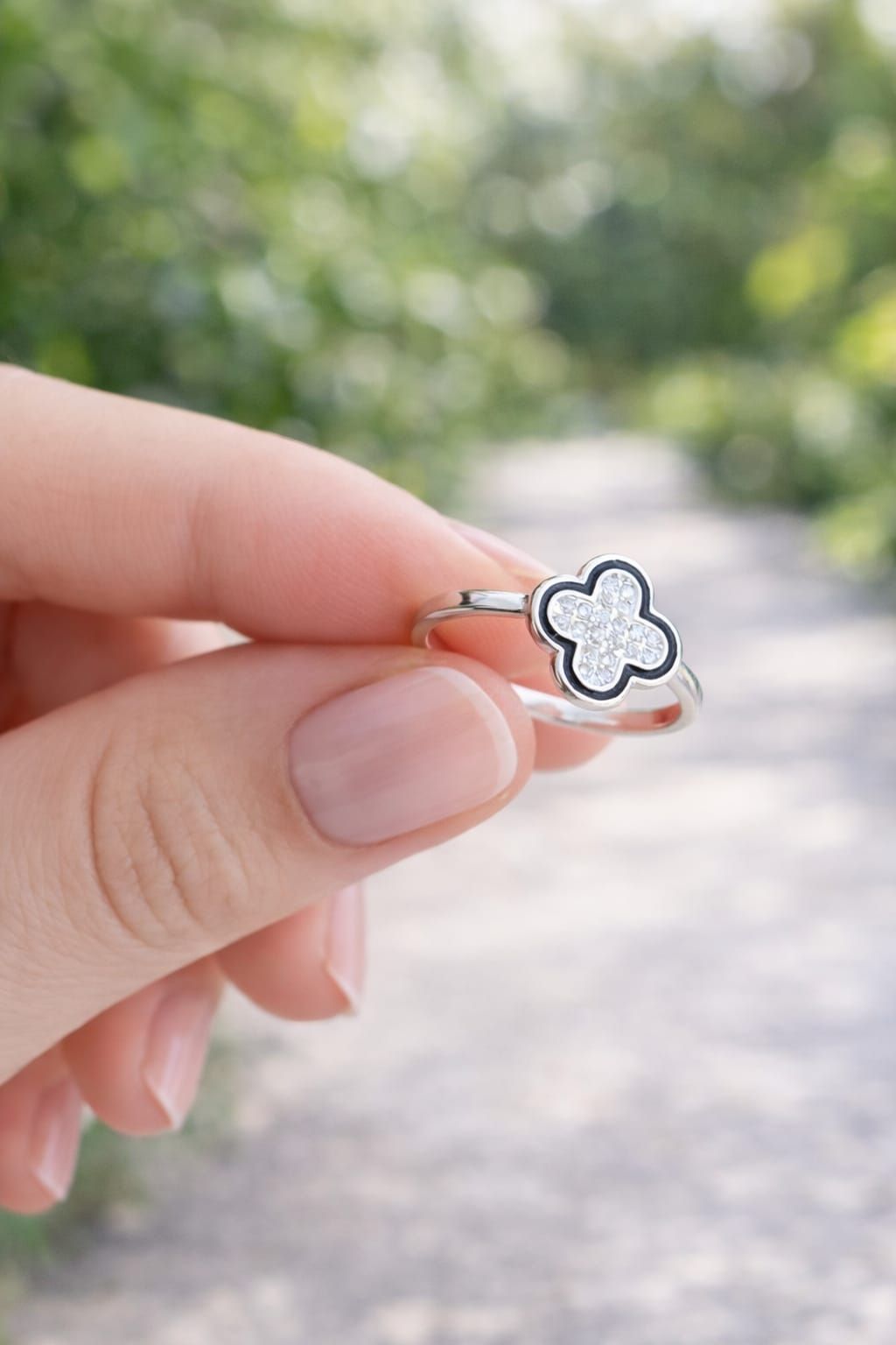 Anillo trébol cristal