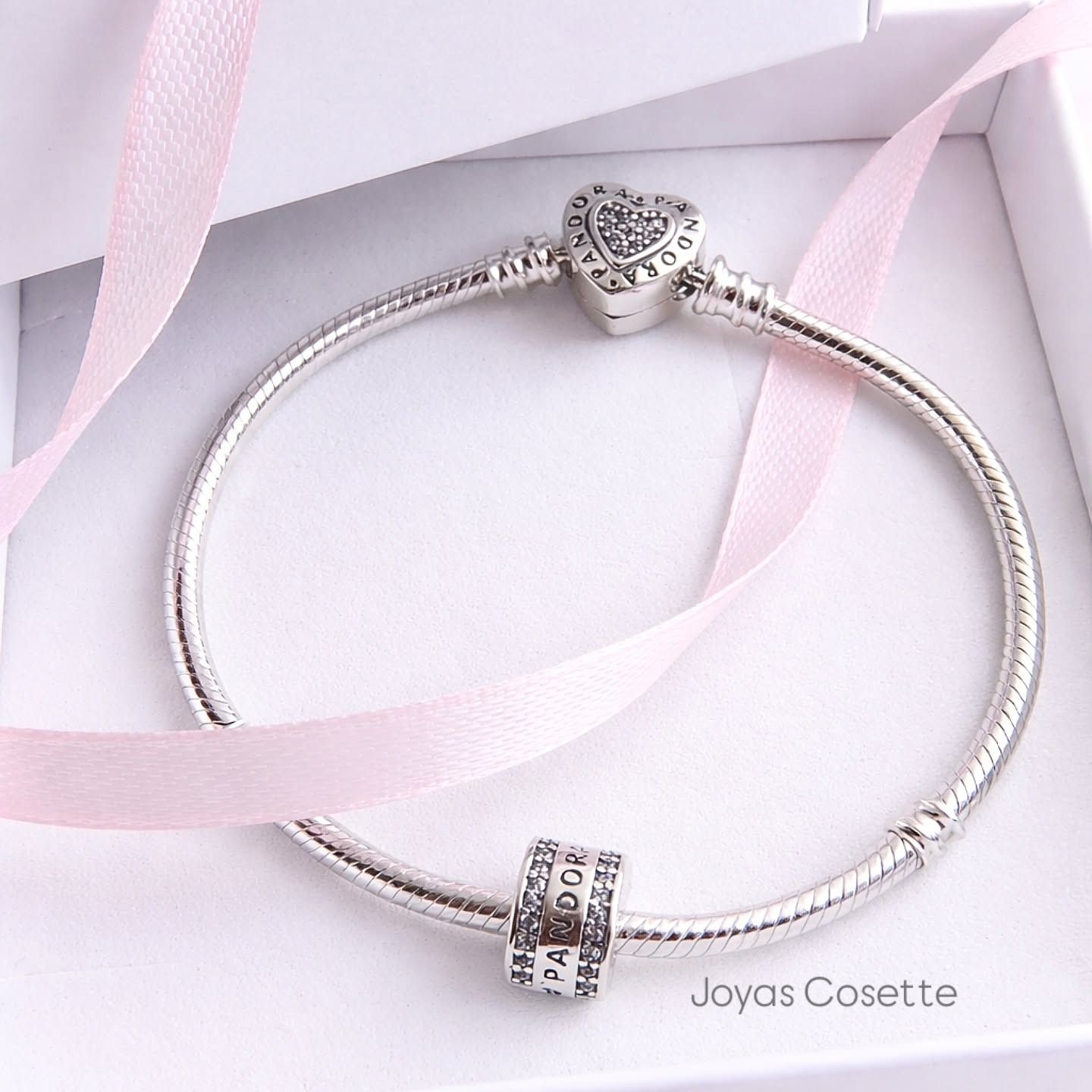 Pulsera de plata con dije Pandora y texto superpuesto 