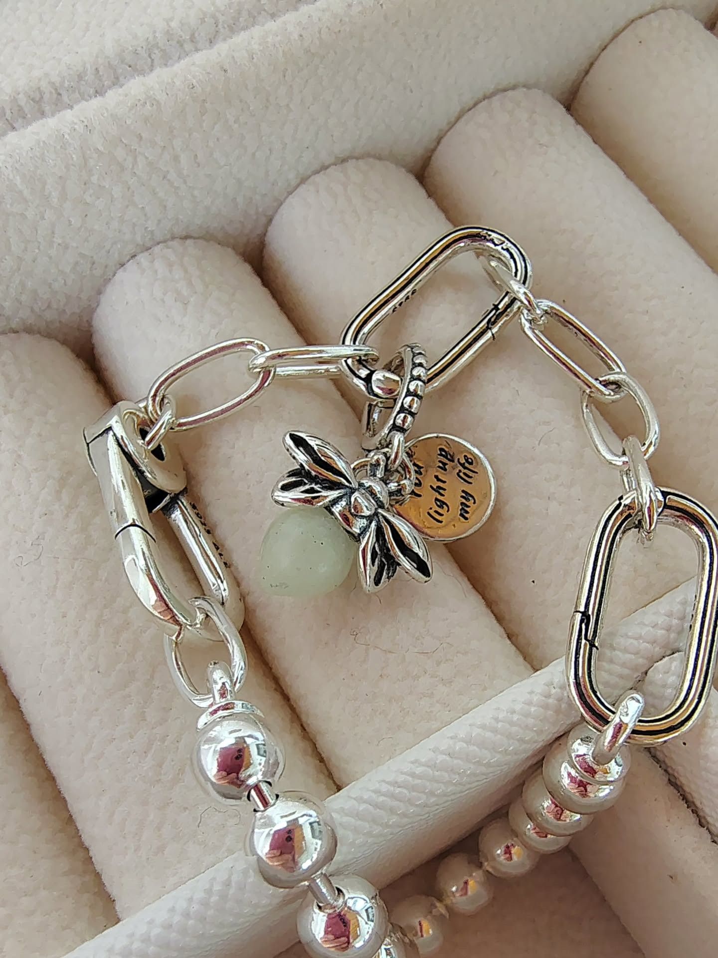 Pulsera de plata con charm de libélula y eslabones ovalados y redondos.