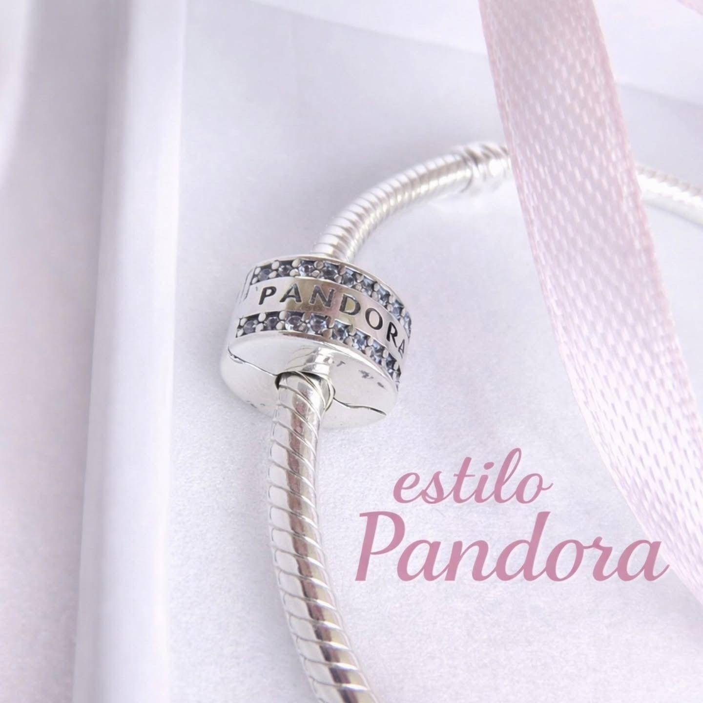 Pulsera de plata con dije Pandora y texto superpuesto 