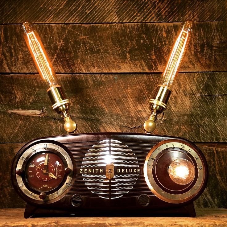 A zenith deluxe radio with two light bulbs attached to it