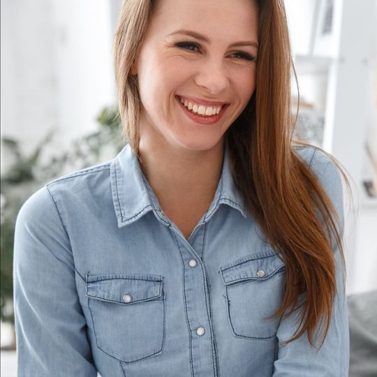 Female patient smiling after successful depression treatment at TMS clinic in Los Angeles.