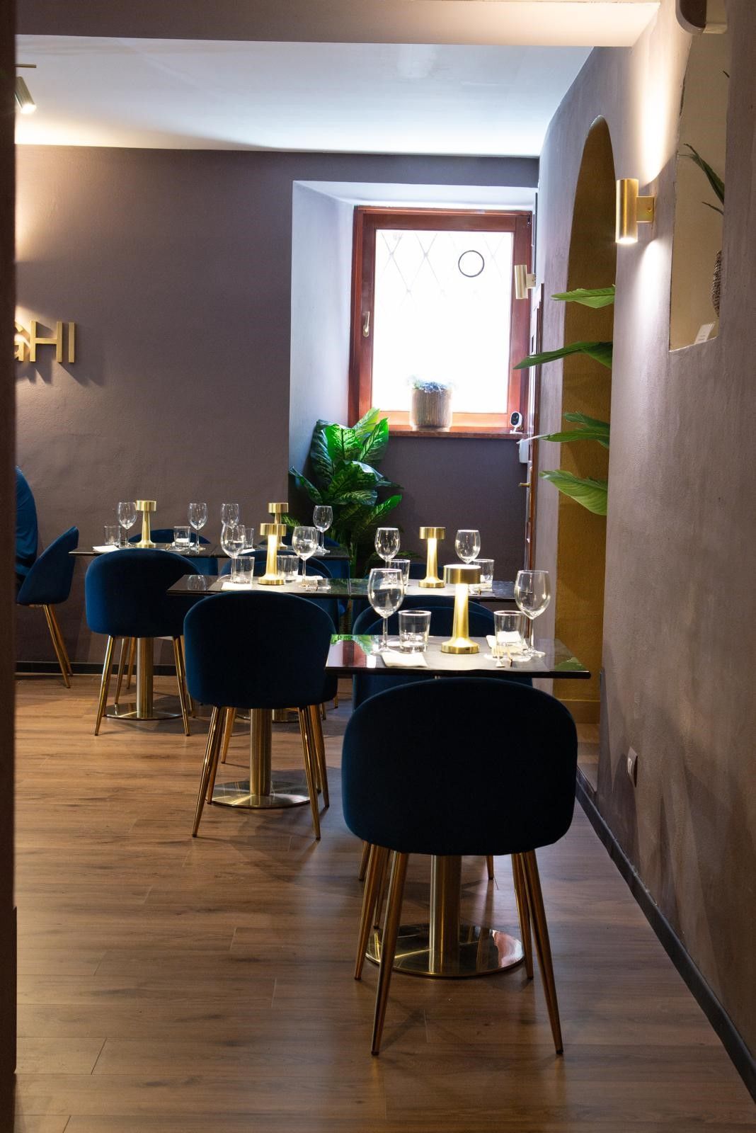 Un ristorante con tavoli, sedie e bicchieri