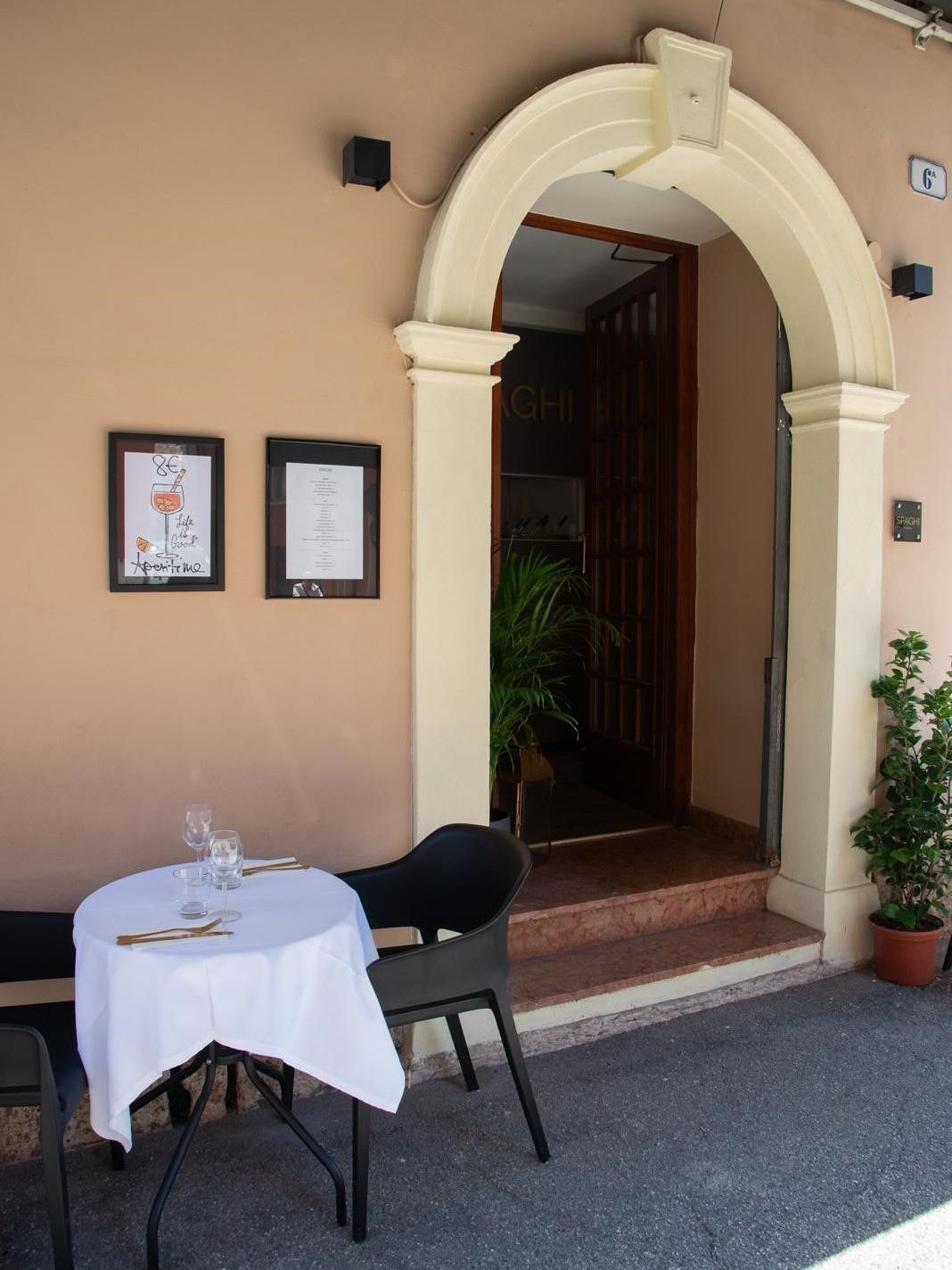 Un tavolo con una tovaglia bianca si trova all'esterno di un edificio