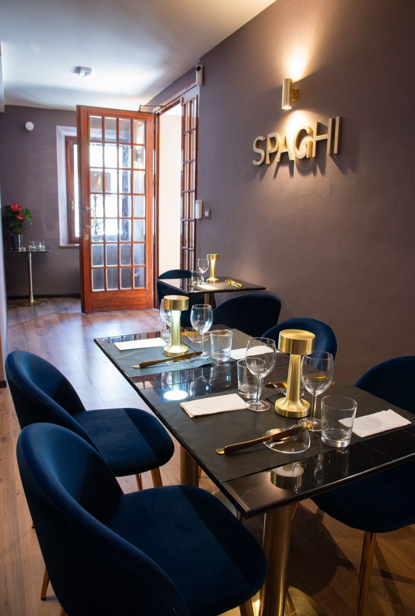 Un ristorante con un cartello che dice spagu
